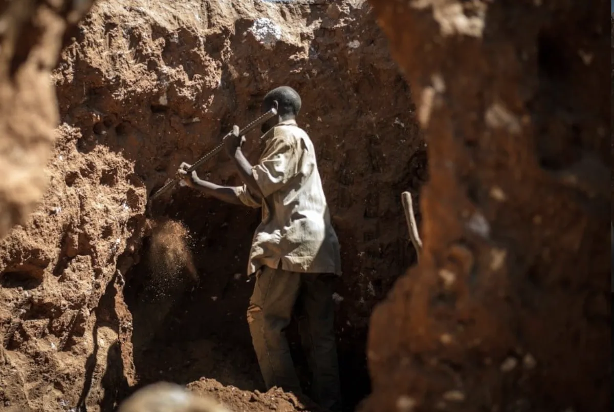 Artisanal mining operator in DRC